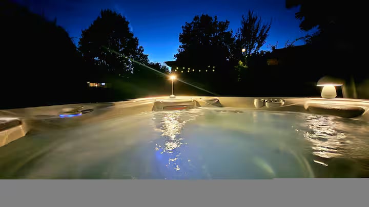 Piscine et jacuzzi en soirée
